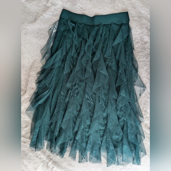 Elegant Emerald Tulle Skirt with Beaded Details - Picture 3 of 4